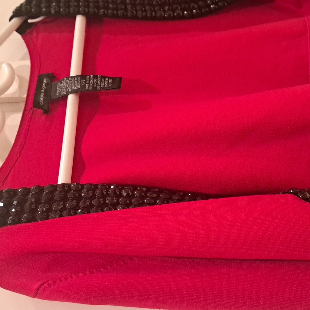 Elegant Red Women's Top with Black Accents - Picture 4 of 5